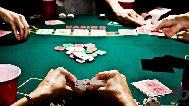 Một trận Poker thường có 5 vòng chơi chính, với 2 tới 10 người tham gia