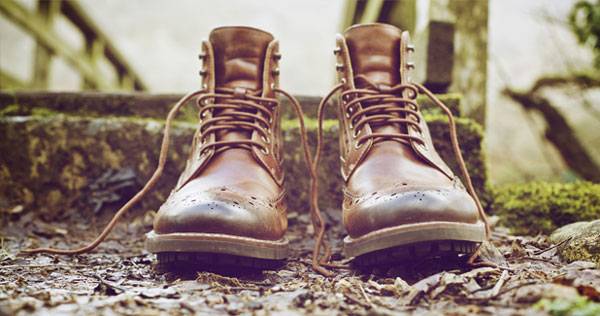 Người đàn ông vứt bỏ đôi giày - Top 10 câu chuyện quà tặng cuộc sống hay và ý nghĩa