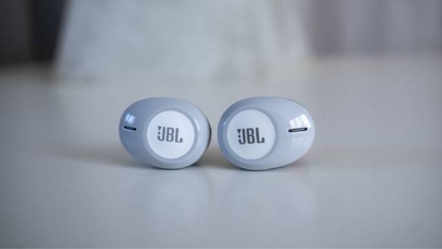 Tai nghe JBL Tune 120 TWS với thiết kế gọn nhẹ, trẻ trung