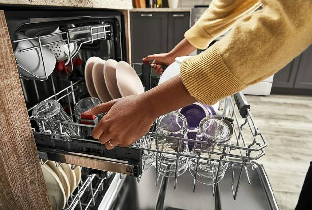 Máy rửa bát không chỉ giúp bạn làm sạch bát đĩa, xoong chảo mà nó còn giúp bạn khử sạch vi khuẩn 
